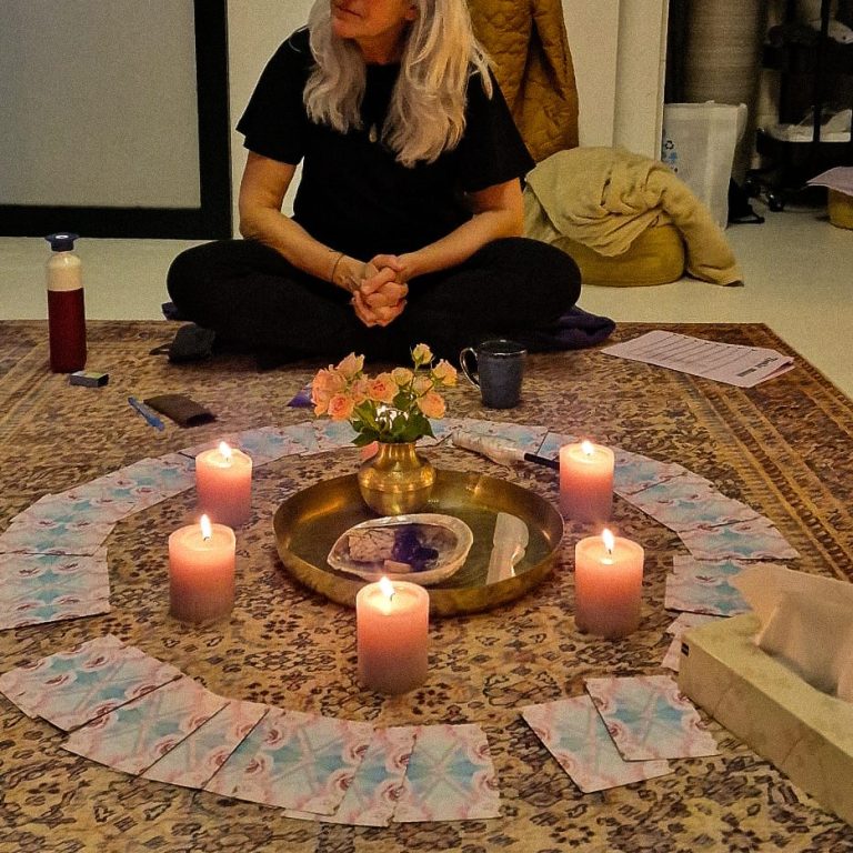 Volle maan ceremonie in Arnhem met kaarsen, kristallen en meditatie, begeleid door een spiritueel ritueel.